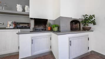 Fridge, oven, stovetop, coffee/tea maker