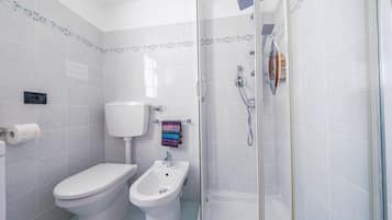 Een douche, een haardroger, handdoeken