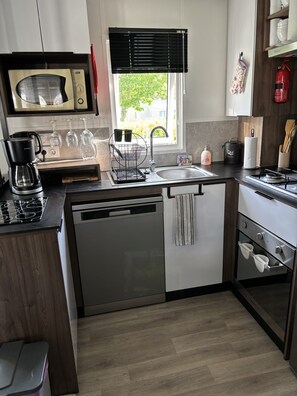 Een koelkast, een microgolfoven, een oven, een kookplaat