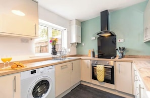 Fridge, microwave, oven, stovetop - Modern 3BR Durham Stay for Work Trips (Brandon)