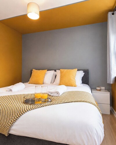 Large 3 bed/ Double Driveway/ Smart TV/Long Stays