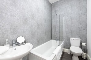 Bathroom - *Discounts/Contractors/WIFI/Free Parking/Smart TV (Murton)