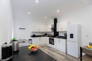 Fridge, microwave, oven, stovetop - 3BR Durham | Contractors & Long Stay Deals (Ushaw Moor)