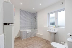 Hair dryer, towels - 3BR Durham | Contractors & Long Stay Deals (Ushaw Moor)