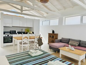 TV - Bright Elegant Algarve Cottage with Natural Pond (Moncarapacho)