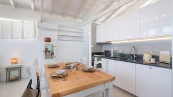 Fridge, stovetop, coffee/tea maker, electric kettle