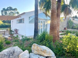 Terrace/patio - Bright Elegant Algarve Cottage with Natural Pond (Moncarapacho)