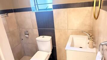 Douche, serviettes fournies, savon, papier toilette