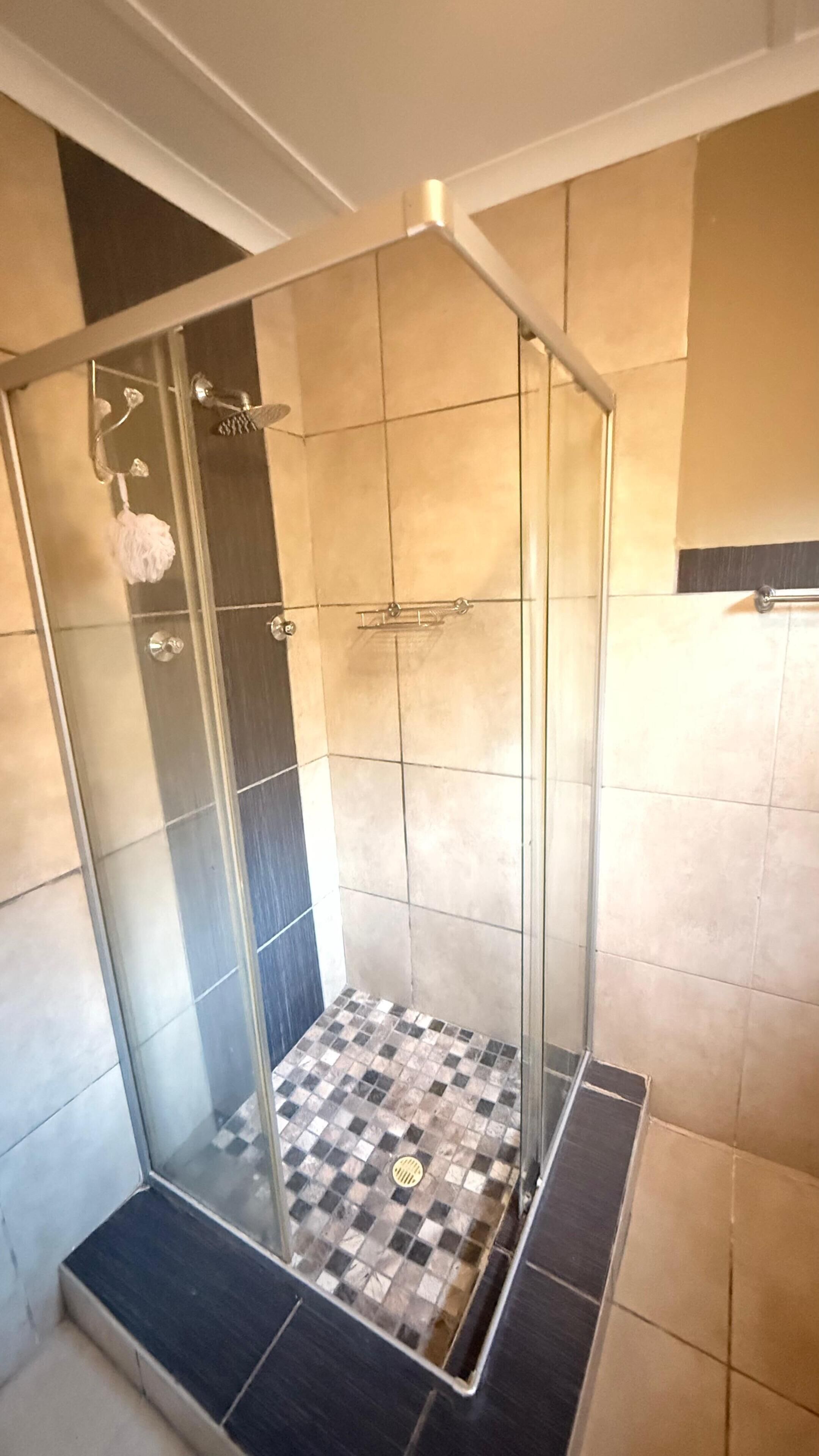 Douche, serviettes fournies, savon, papier toilette