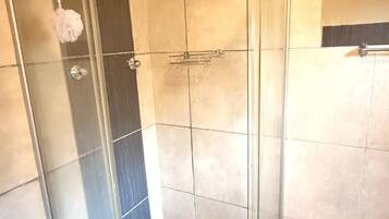 Douche, serviettes fournies, savon, papier toilette