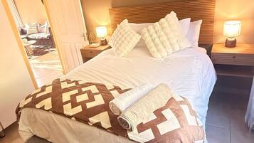 2 bedrooms, iron/ironing board, internet, bed sheets
