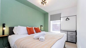 3 slaapkamers, een strijkplank/strijkijzer, internet, beddengoed