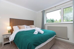 5 bedrooms, iron/ironing board, Internet, bed sheets - Hot Tub/ Free Parking/ 5 Bedroom/ Large Space (Low Coniscliffe)