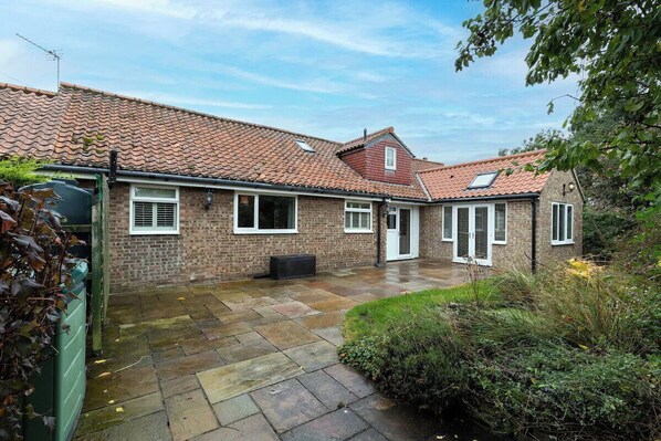 Exterior - Hot Tub/ Free Parking/ 5 Bedroom/ Large Space (Low Coniscliffe)