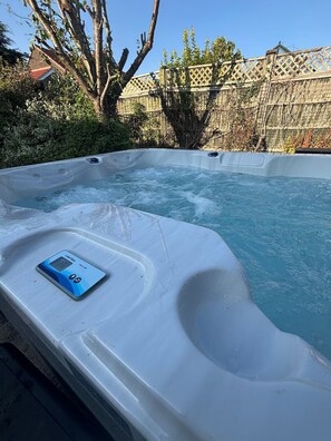Outdoor spa tub - Hot Tub/ Free Parking/ 5 Bedroom/ Large Space (Low Coniscliffe)