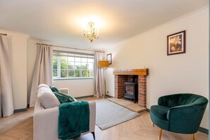 TV - Hot Tub/ Free Parking/ 5 Bedroom/ Large Space (Low Coniscliffe)