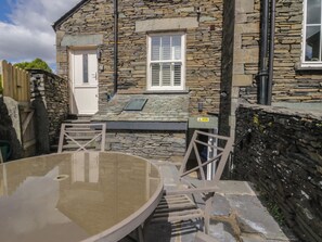 A stone building with a round table and chairs outside. - Park View Studio (Ambleside)