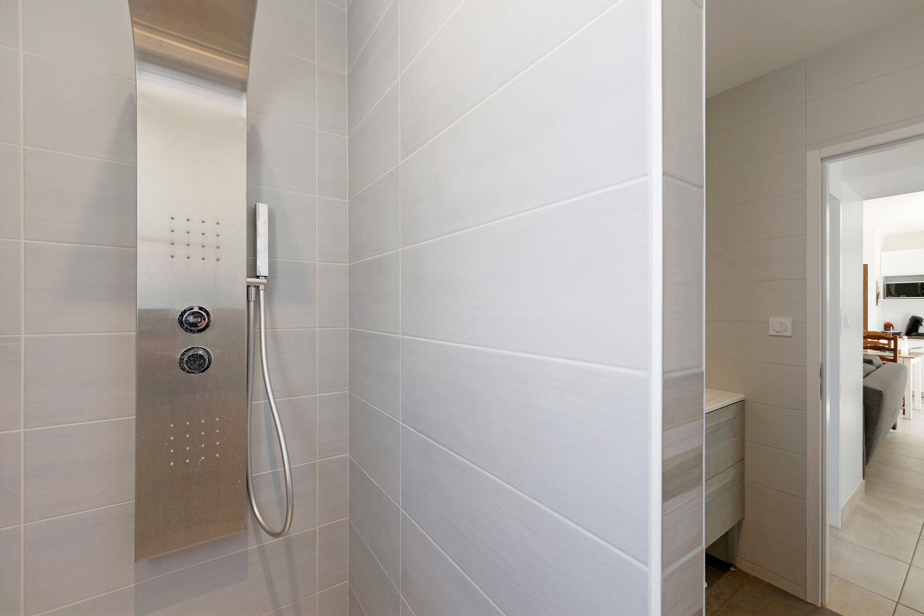 Een douche, een haardroger, handdoeken