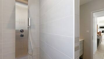 Een douche, een haardroger, handdoeken