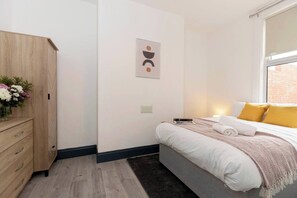 Room - Modern 4BR Contractor Stay in Darlington (Darlington)