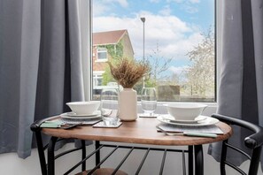 Dining - Modern 4BR Contractor Stay in Darlington (Darlington)