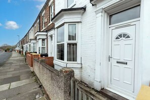 Exterior - Modern 4BR Contractor Stay in Darlington (Darlington)
