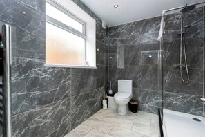 Bathroom - Modern 4BR Contractor Stay in Darlington (Darlington)