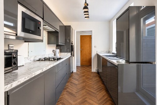 4BR Contractor Stay | Parking, Wi-Fi, Spacious