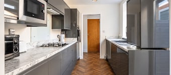 4BR Contractor Stay | Parking, Wi-Fi, Spacious