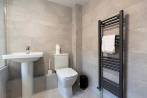 Hair dryer, towels - Spacious 3BR • WiFi • Parking • Contractor Stay (Sunderland)