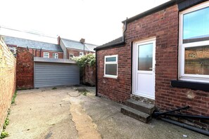 Exterior - Spacious 3BR • WiFi • Parking • Contractor Stay (Sunderland)