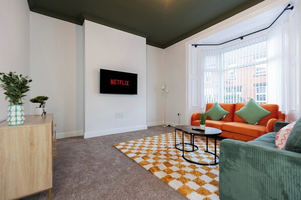 Smart TV - Spacious 3BR • WiFi • Parking • Contractor Stay (Sunderland)