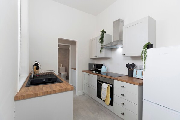 Private kitchen - Spacious 3BR • WiFi • Parking • Contractor Stay (Sunderland)