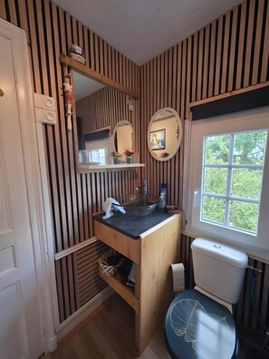 Bathroom - Saphir Family Guest Room with Shared Terrace, Communal Garden, and Wi-Fi (Mézidon Vallée d'Auge)