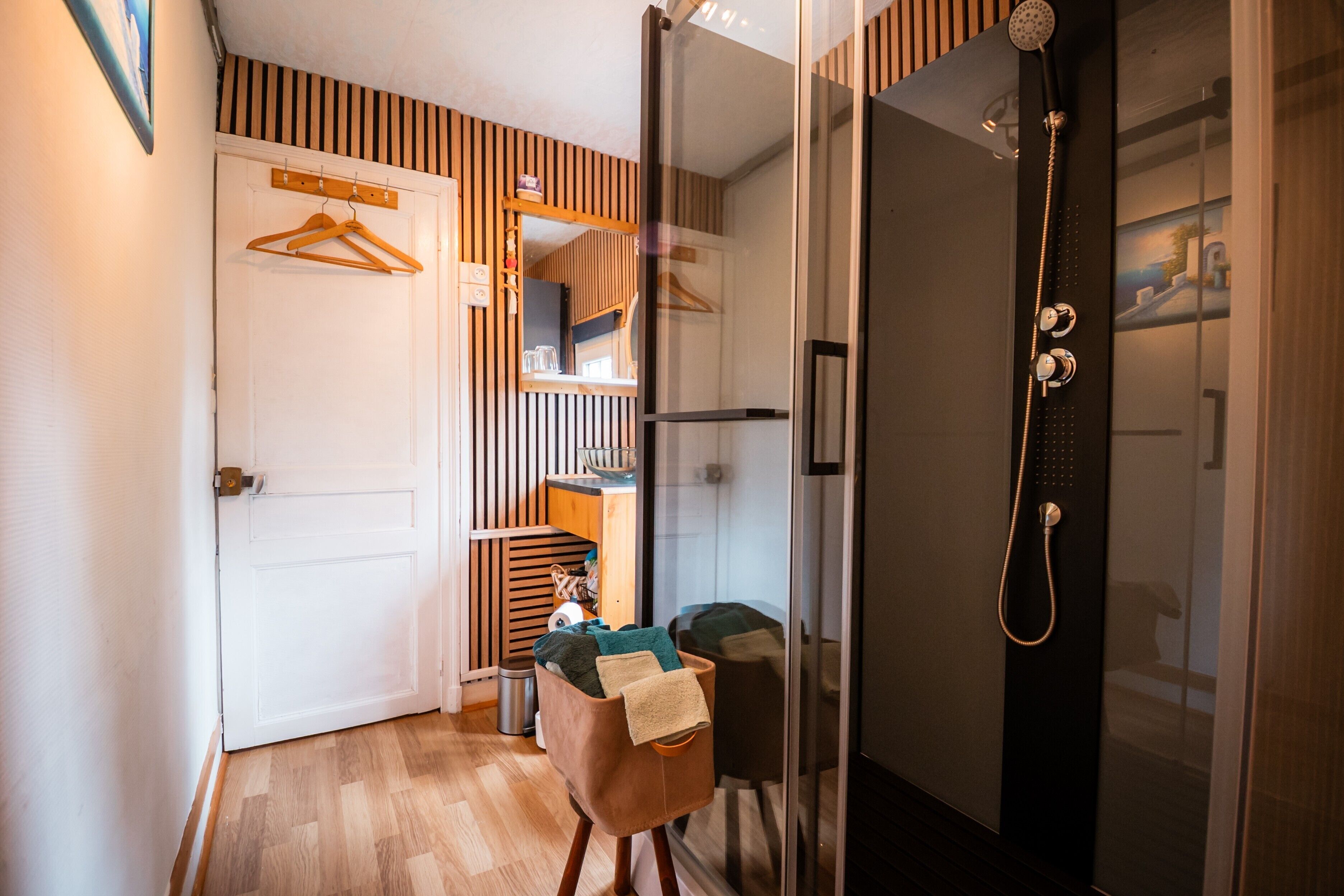 Een douche, een haardroger, handdoeken