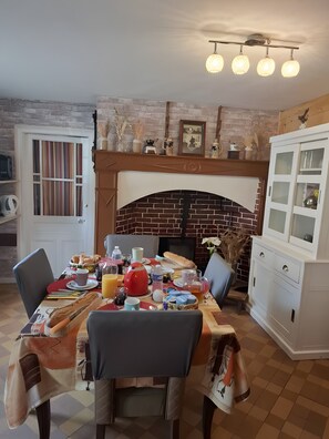 Dining - Saphir Family Guest Room with Shared Terrace, Communal Garden, and Wi-Fi (Mézidon Vallée d'Auge)