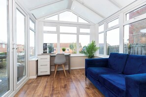 Living area - Stylish 3BR | Contractor Friendly | Long Stays (Bearpark)