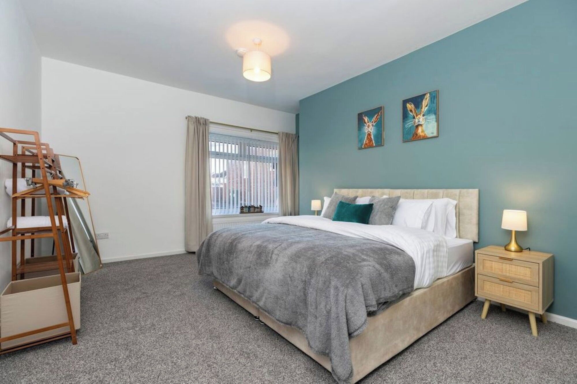 5 bedrooms, iron/ironing board, WiFi, bed sheets