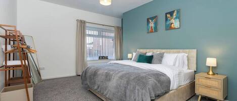 5 bedrooms, iron/ironing board, WiFi, bed sheets