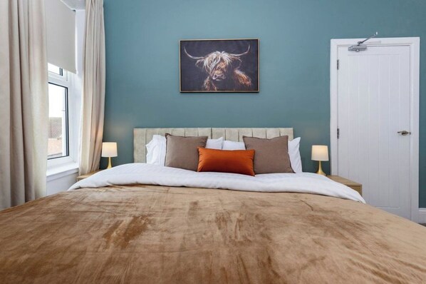 5 bedrooms, iron/ironing board, WiFi, bed sheets