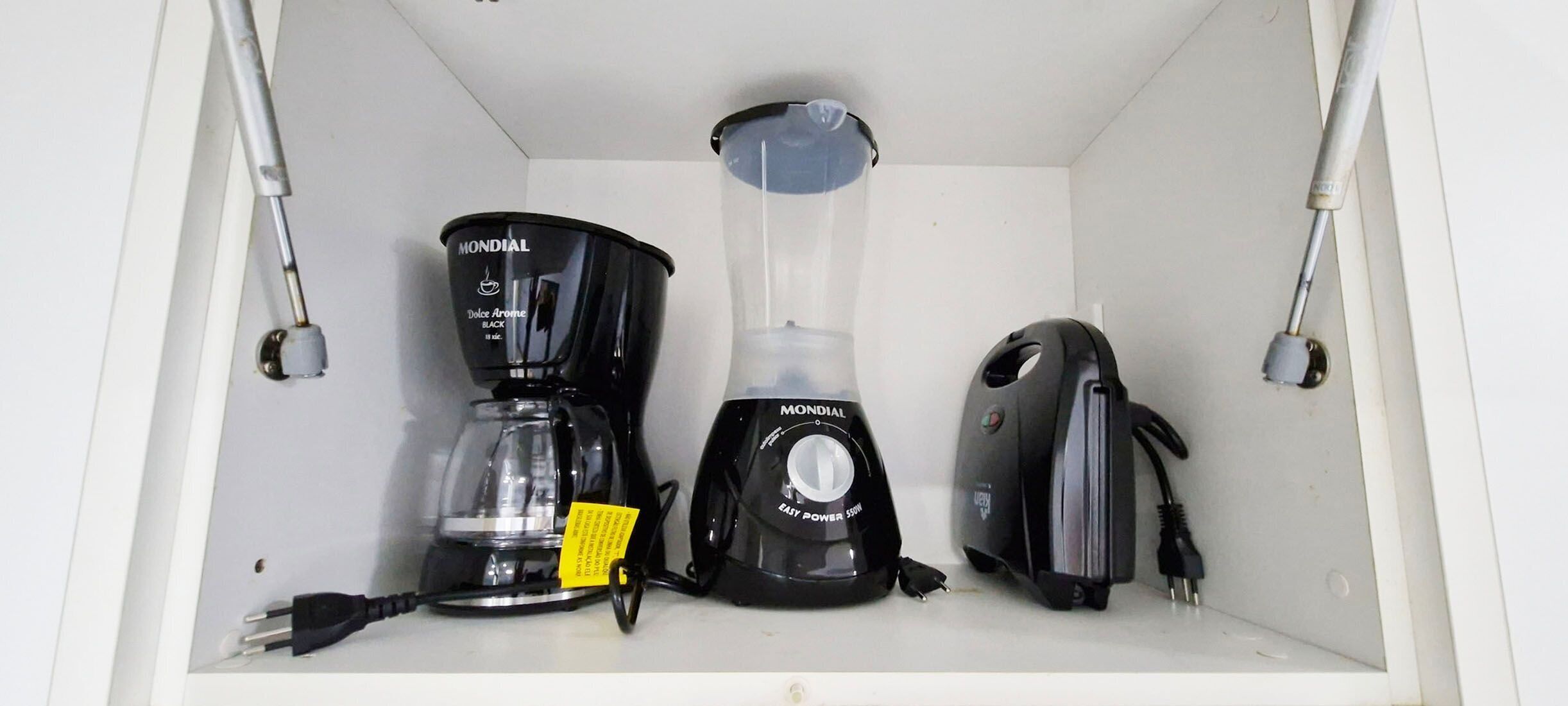 Een keuken met een koffiezetapparaat, een blender en een broodrooster.