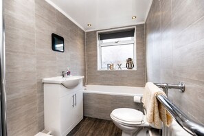 Hårtørrer, bidet, håndklæder