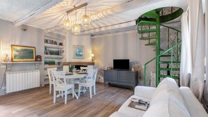 Familieleilighet, 1 soverom, balkong (Dimora Della Rocca Private Garden,) | Oppholdsområde