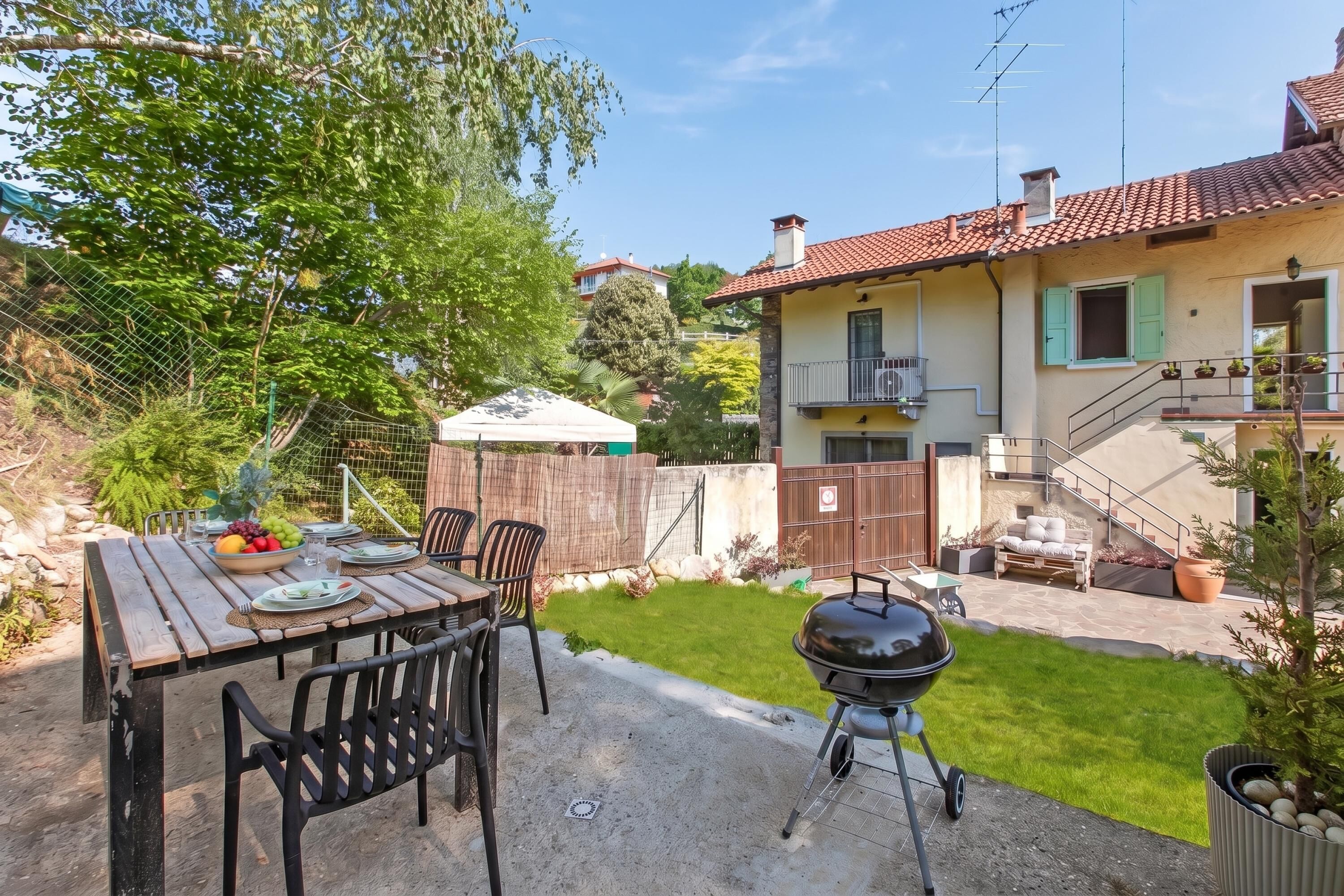 Apartamento família, 1 quarto, sacada (Dimora Della Rocca Private Garden,) | Opções para refeição ao ar livre