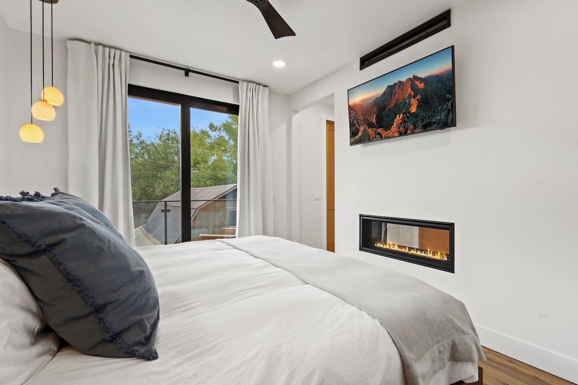 3 bedrooms, iron/ironing board, WiFi (free), bed sheets