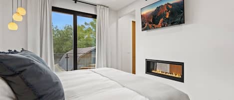 3 bedrooms, iron/ironing board, WiFi (free), bed sheets