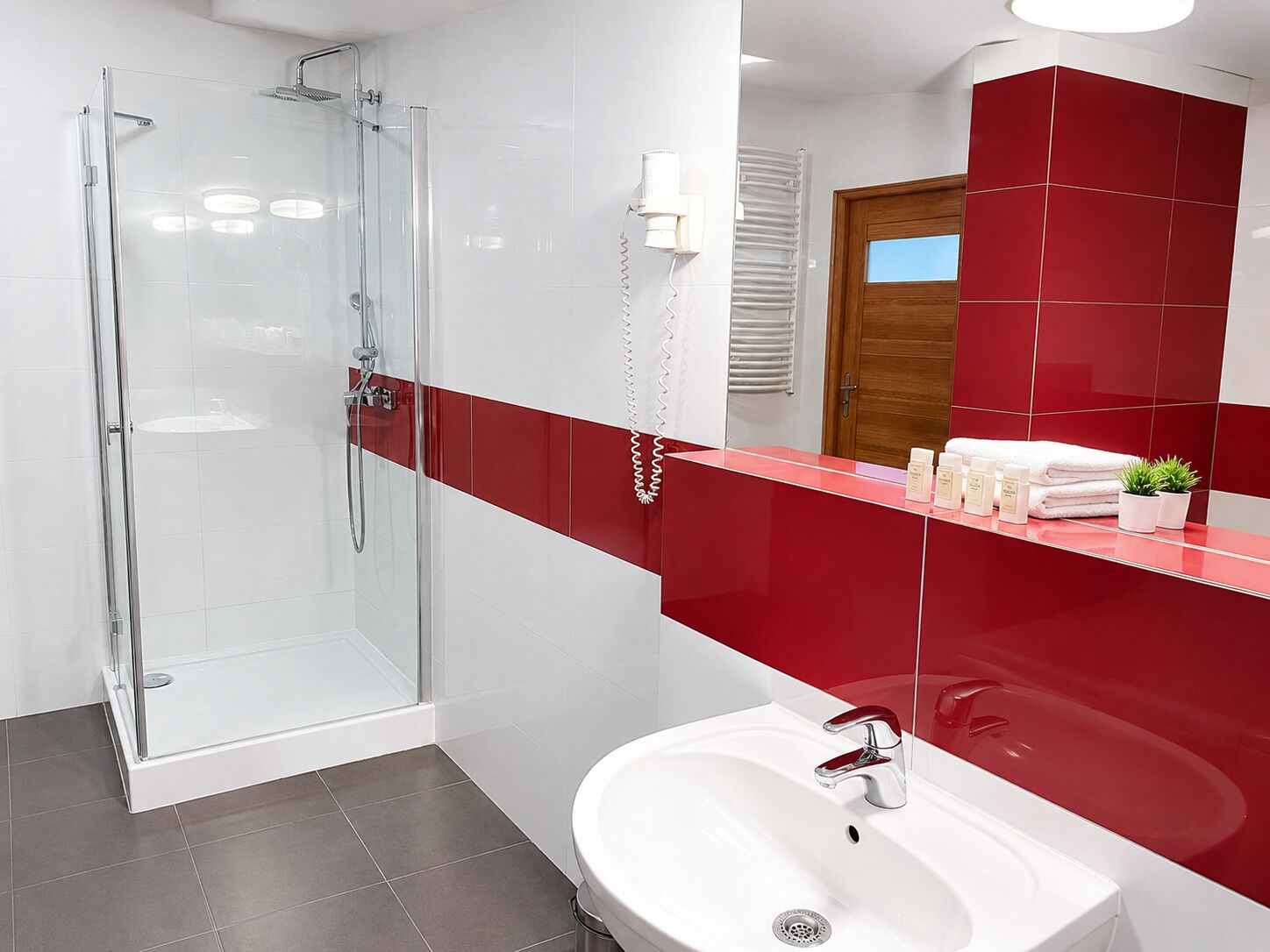 Deluxe studio suite, uitzicht op de stad | Badkamer | Een haardroger, handdoeken, zeep, shampoo