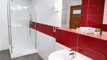 Deluxe Studio Suite, City View | Bathroom | Hair dryer, towels, soap, shampoo