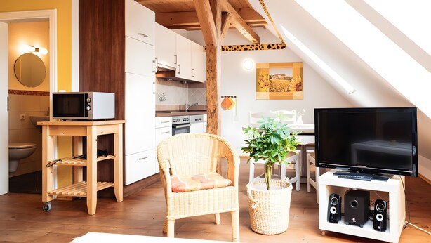 Ein modernes Loft mit Küche, Essbereich und Wohnraum.