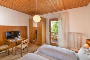 WiFi, bed sheets - Double Room with Bathroom and Balcony, Mountain View (Merano)